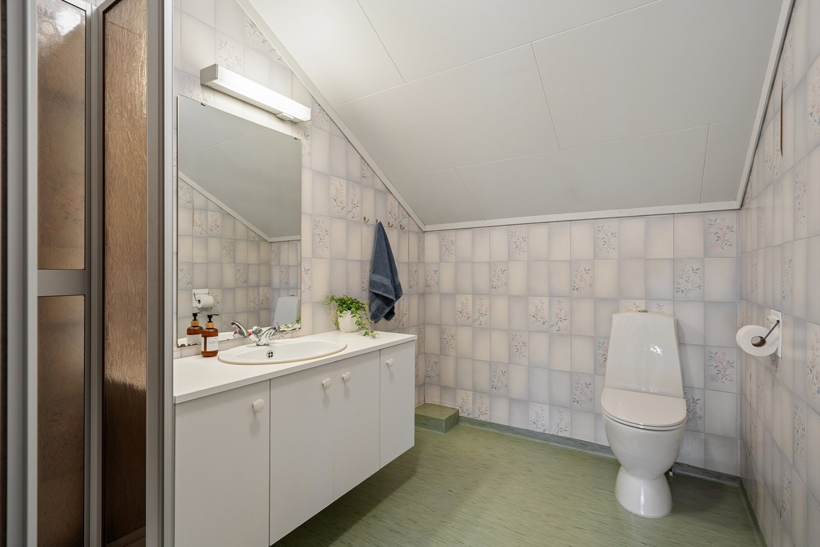 Badet i andre etasje er fra 1986 og har vinylbelegg på gulv med elektriske varmekabler. Galleribilde
