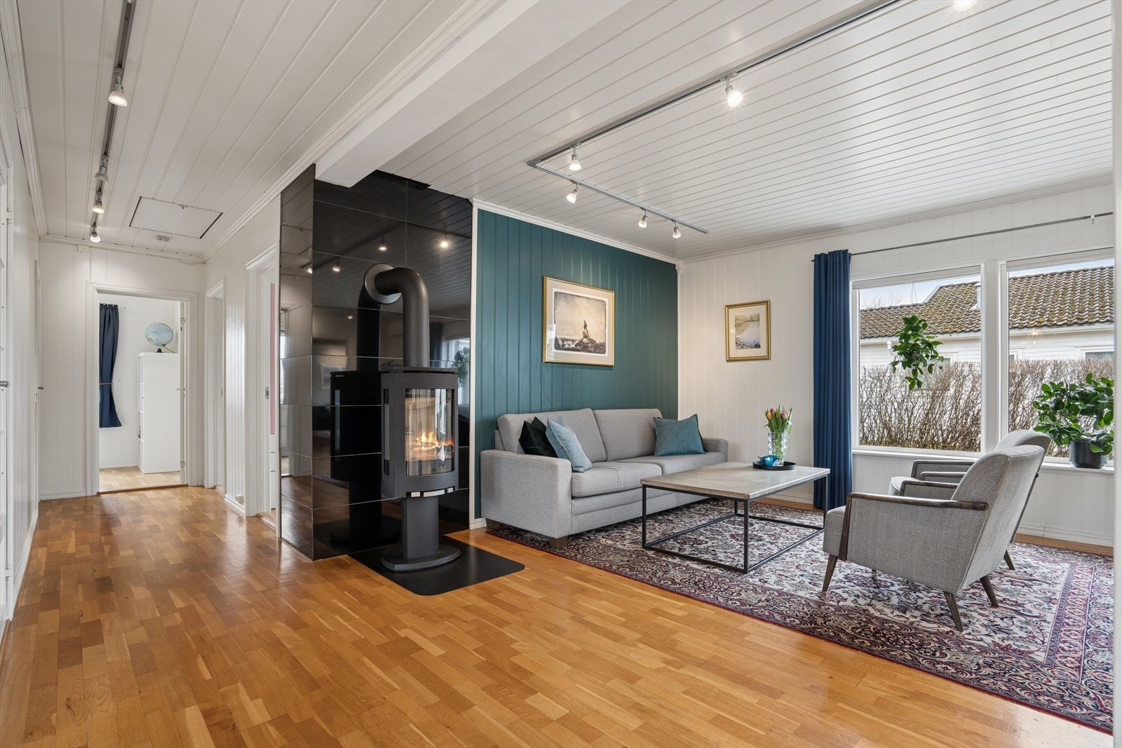 Stuen har store flater som gir fleksible møbleringsmuligheter. Galleribilde
