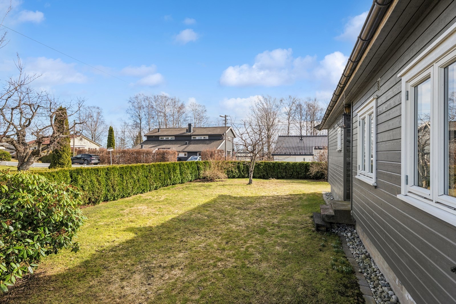 Stor og skjermet hage som egner seg godt for lek, opphold og hageaktiviteter. Galleribilde