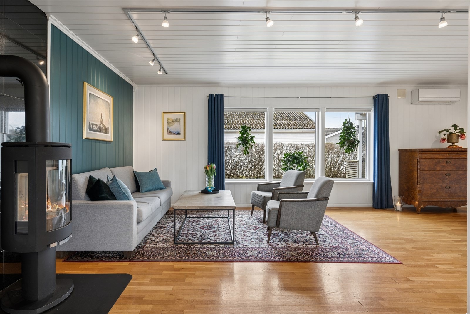 Store vindusflater gir rikelig med naturlig lys inn i rommet. Galleribilde