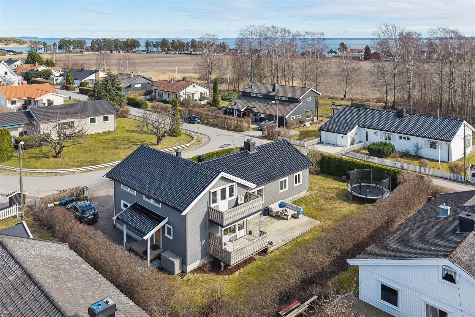 Dette er en innholdsrik enebolig over to plan, beliggende i et etablert og familievennlig boligområde på Tolvsrød. Galleribilde