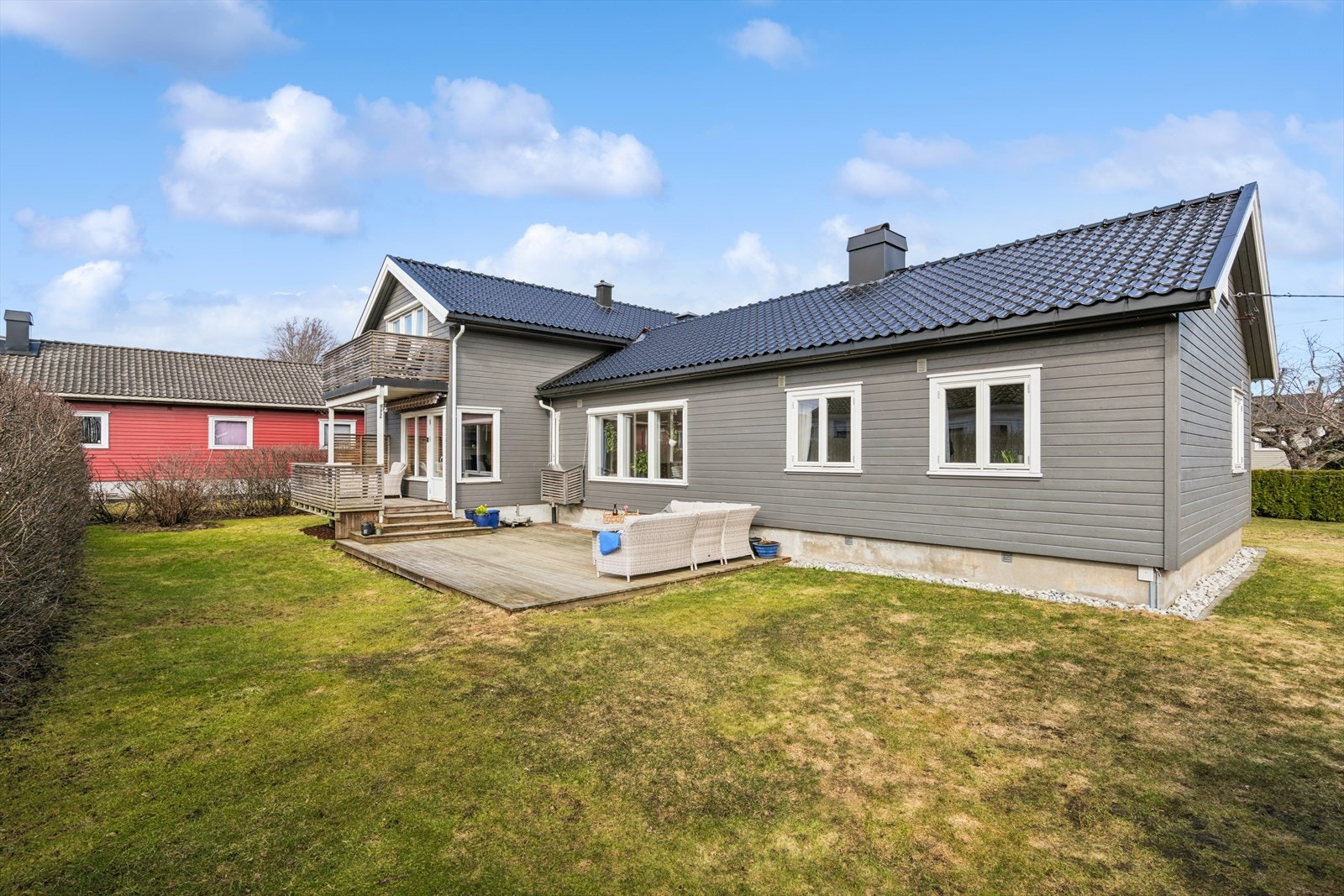 Boligen har et romslig uteområde med gressplen - godt egnet for hagebruk. Galleribilde