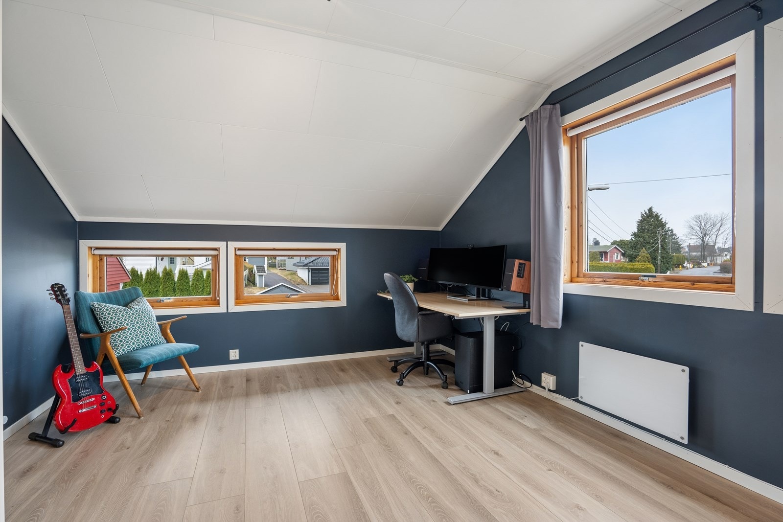 Soverom fire har god plass til både arbeidsstasjon og sofakrok eller seng. Galleribilde