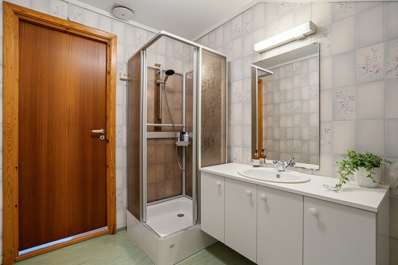 Dette badet er utstyrt med dusjkabinett, servant med underskap og toalett. Galleribilde