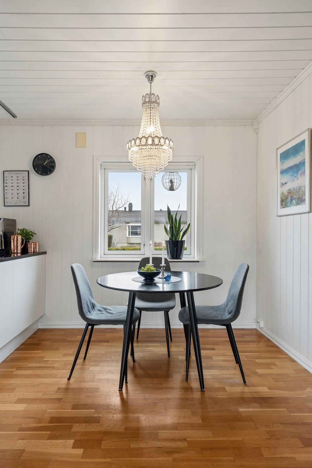 Plass til spisebord gjør stuen godt egnet for både hverdagsmiddager og selskap. Galleribilde
