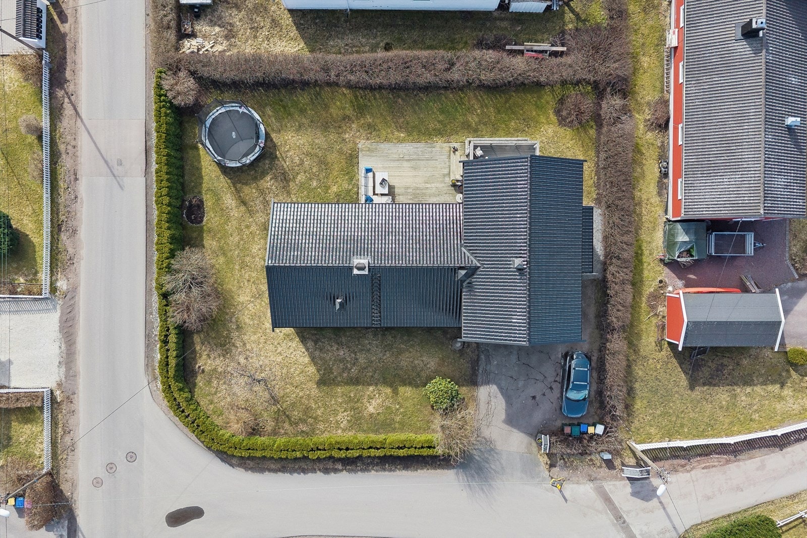 Eiendommen har integrert garasje, romslig terrasseplatting og stor, skjermet hage som gir gode rammer for uteplass, lek og avslapning. Galleribilde