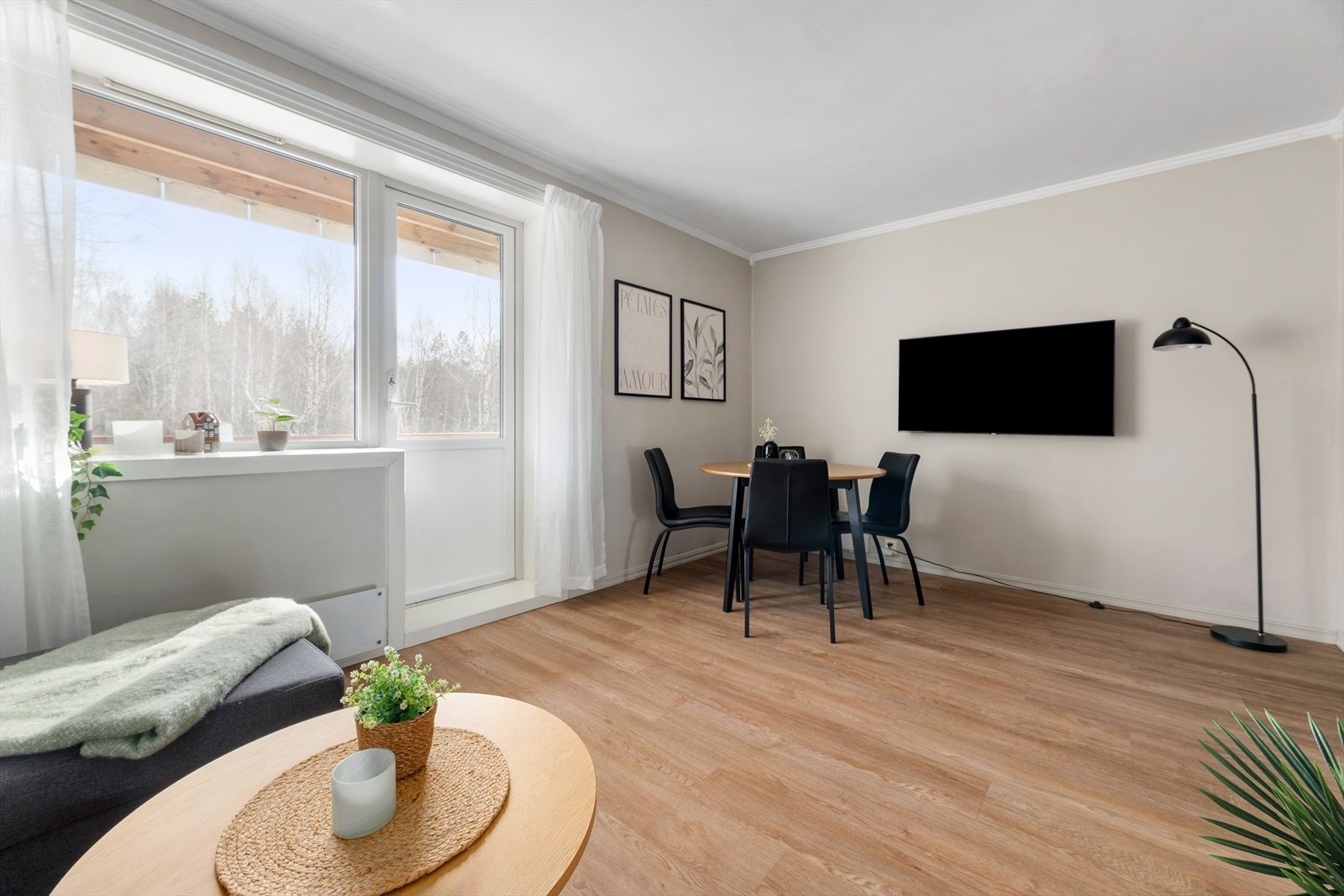 Plass til sofa og spisebord i stua. Verandaen vender mot skogen. Flott korkvinyl gulv. Vinduene ble byttet i 2014. Galleribilde