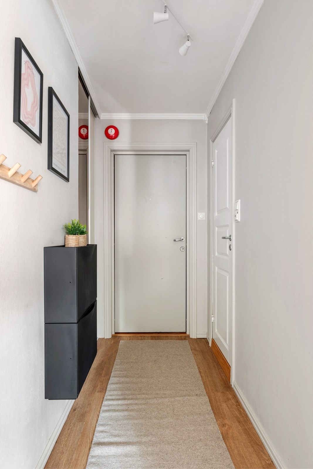 Gangen har skyvedørsgarderobe. I tillegg medfølger det 2 boder i kjelleren. Galleribilde