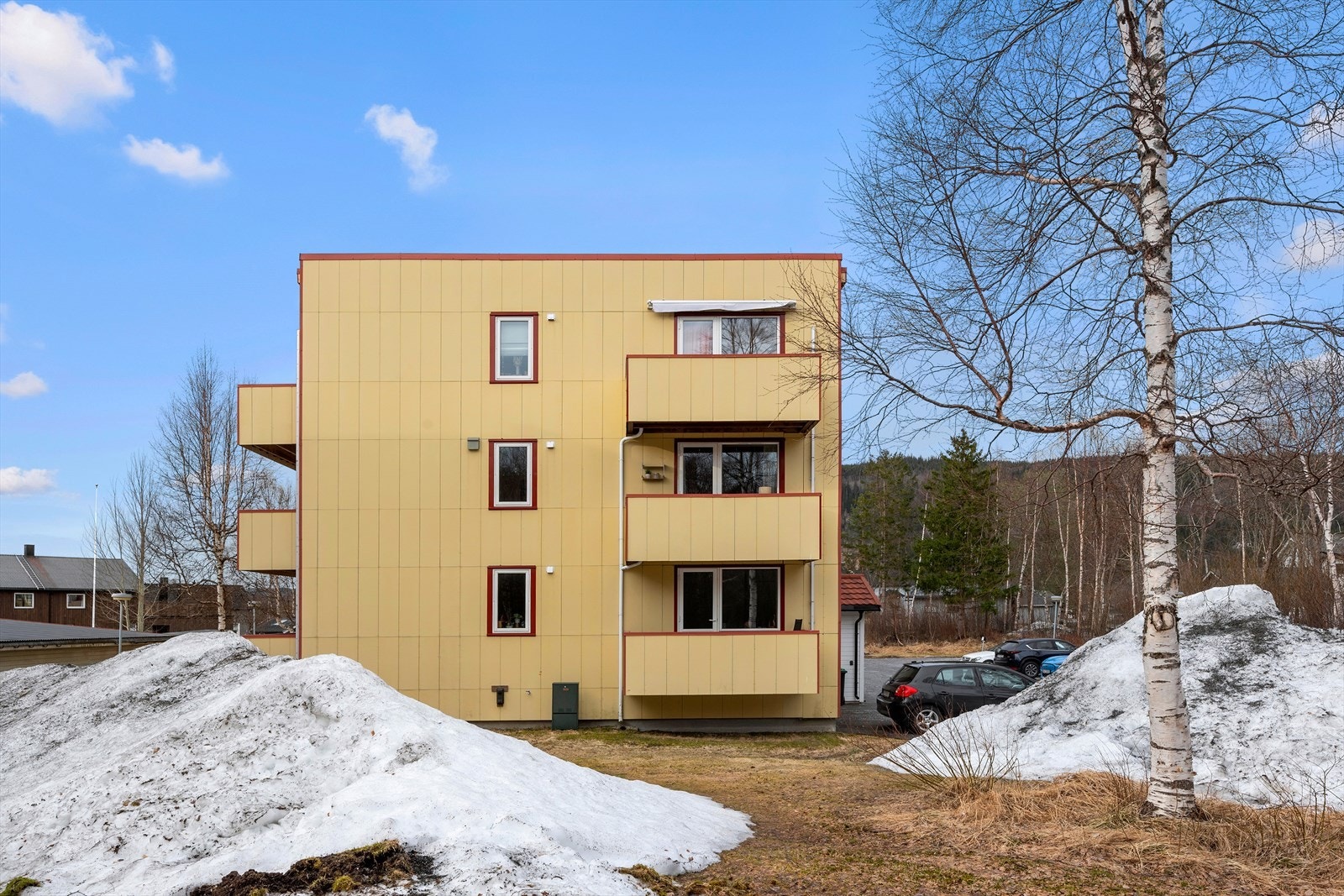 Fasade blokk. Beliggenhet i veletablert boligområde. Sentralt med gå/sykkelavstand til Mosjøen sentrum. Det er også busstopp i nærområdet. Kippermoen med alle sine fasiliteter som idrettshall, svømmehall osv. ligger i kort avstand fra blokka. Galleribilde