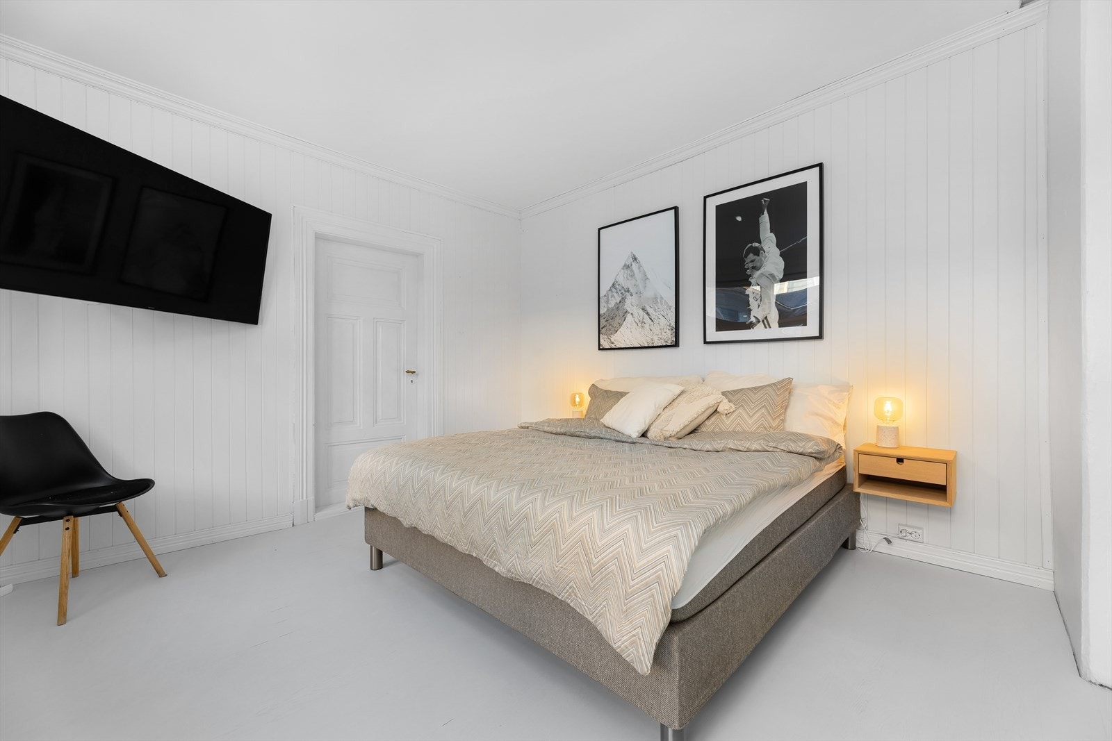 Hovedsoverommet har skyvedørsgarderobe. Dette soverommet kan med letthet omgjøres til to rom, slik at leiligheten får tre soverom. Galleribilde