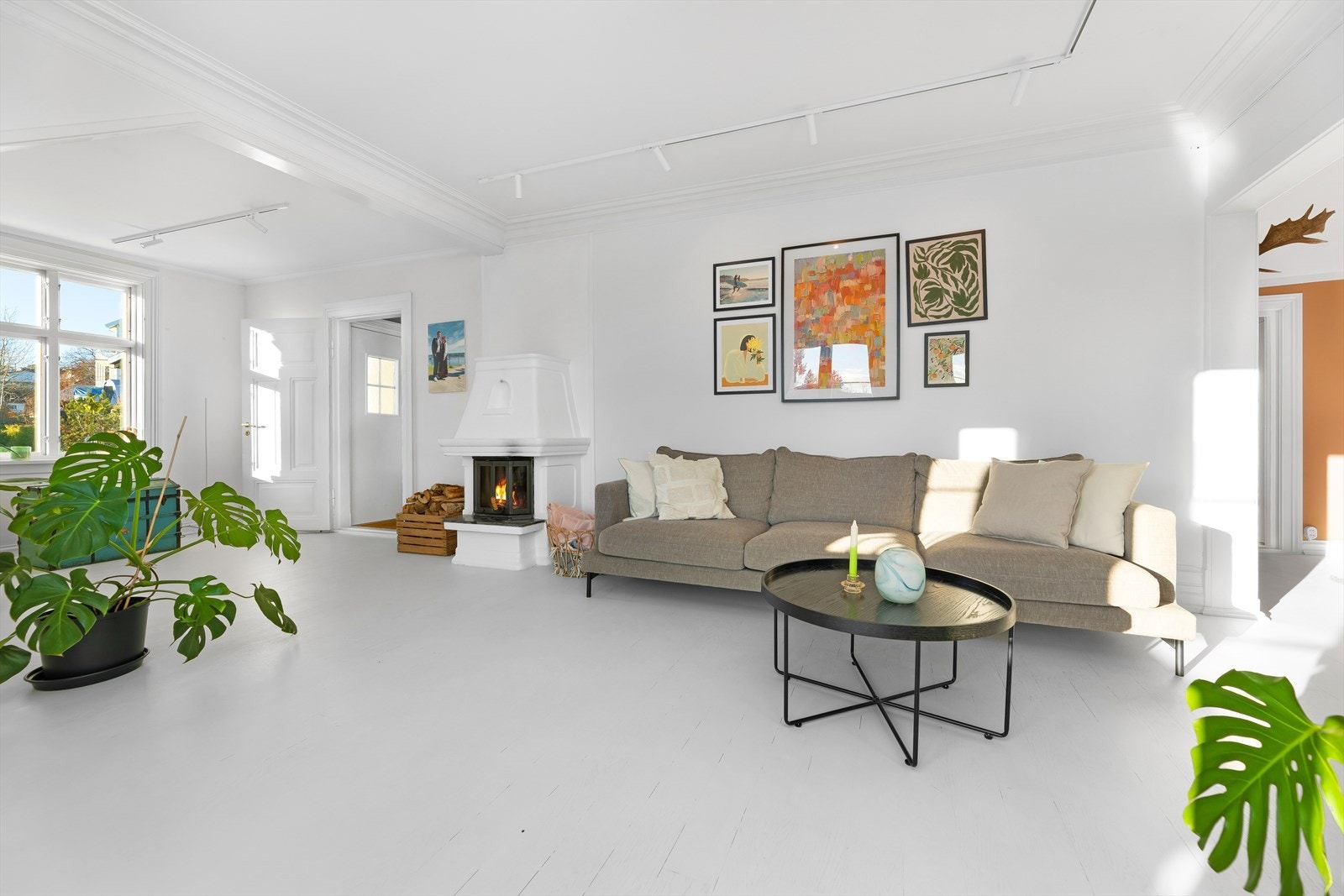 Stuen inneholder peis med innsats og varmepumpe. Galleribilde
