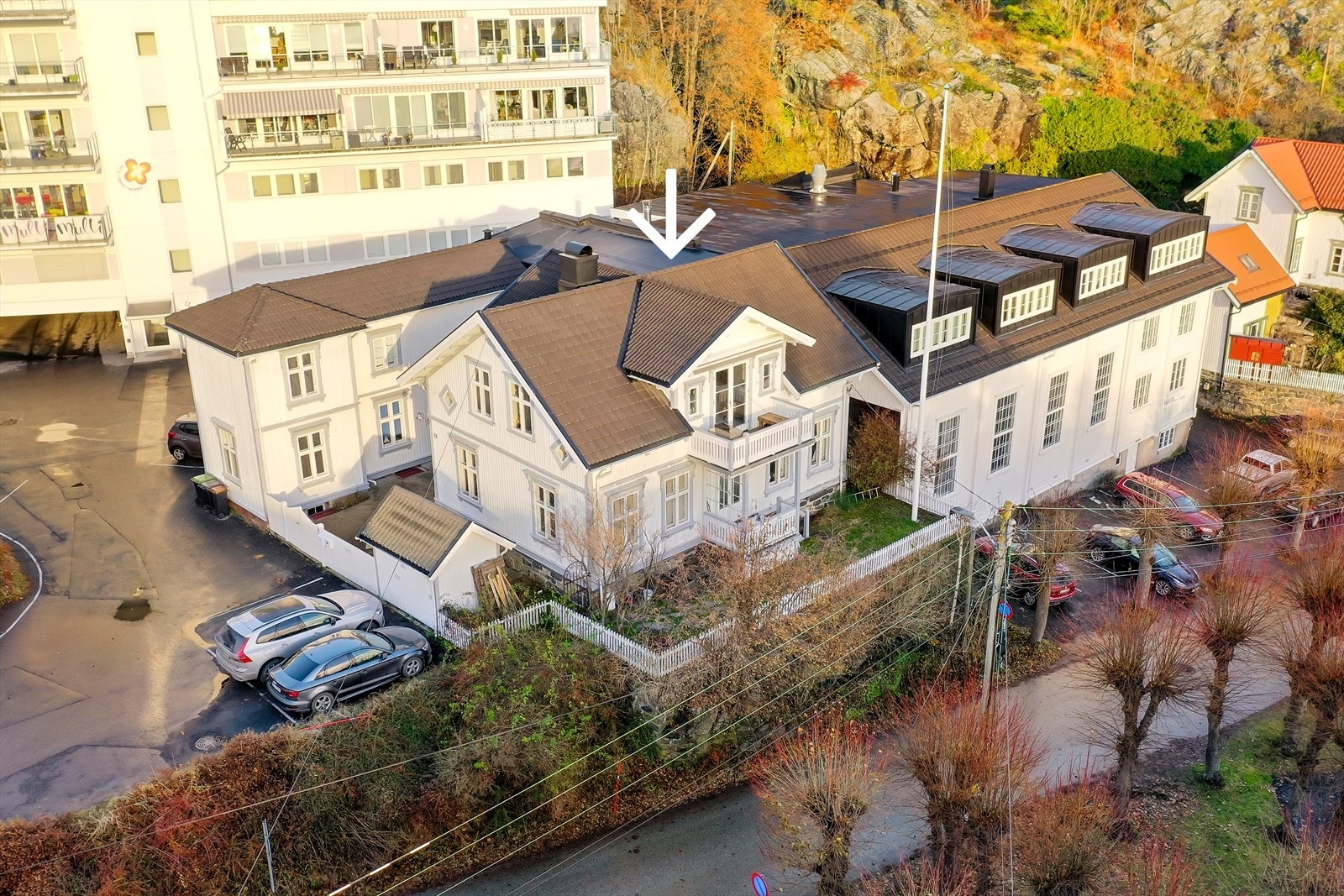 Leiligheten ligger i en gammel villa fra ca. 1880. Utvendig har boligen i stor grad beholdt sin opprinnelige stil. Galleribilde