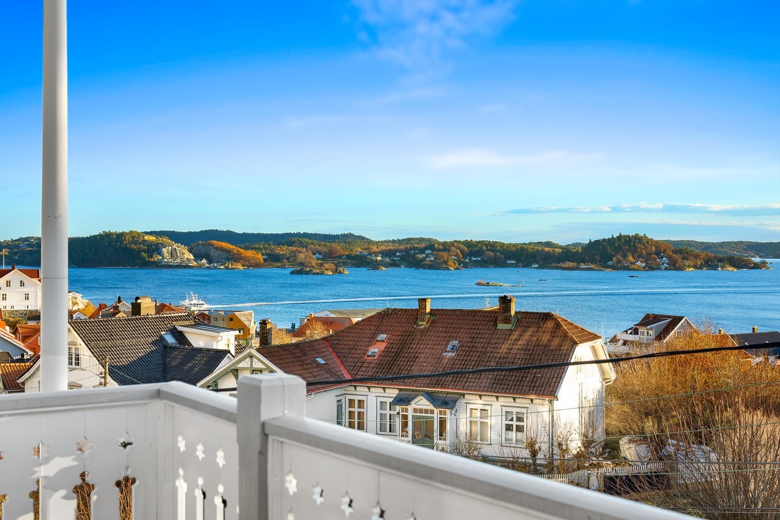 Sentral toppleilighet med sjøutsikt og egen veranda! Galleribilde