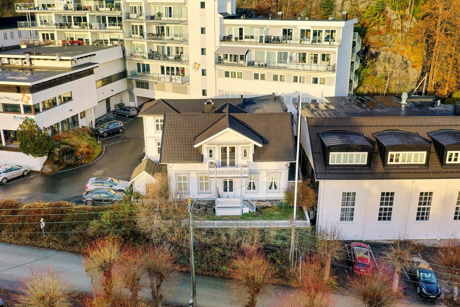 Eiendommen ligger meget sentralt til, kun ca. 3-4 minutters gange fra Kragerø sentrum med sjarmerende kaféer, restauranter og nisjebutikker. Galleribilde