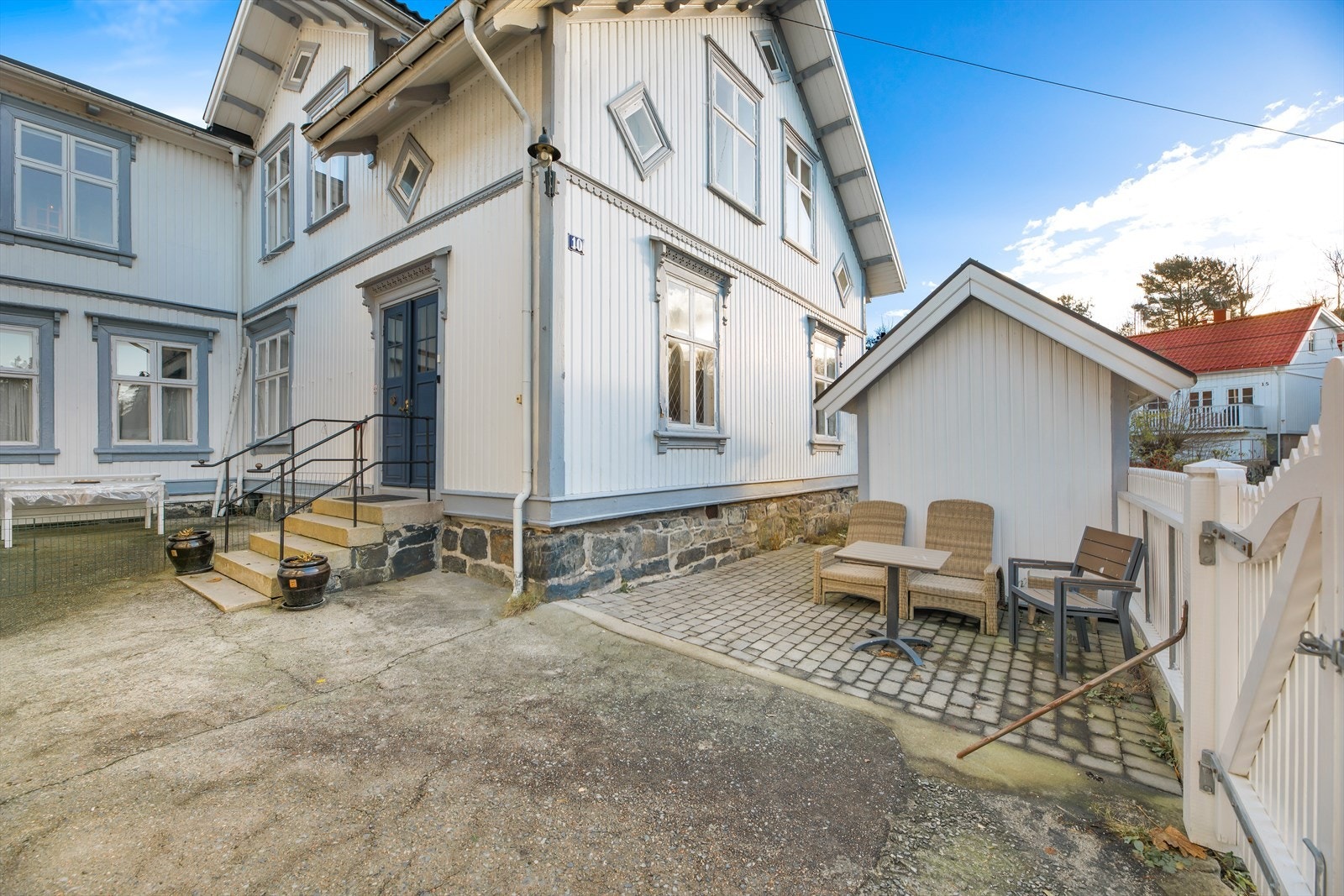 Arealet som ligger utenfor inngangspartiet og på sydvestsiden langs boligen disponeres av denne enheten. Her er det opparbeidet med belegningssten og satt opp utebod. Galleribilde