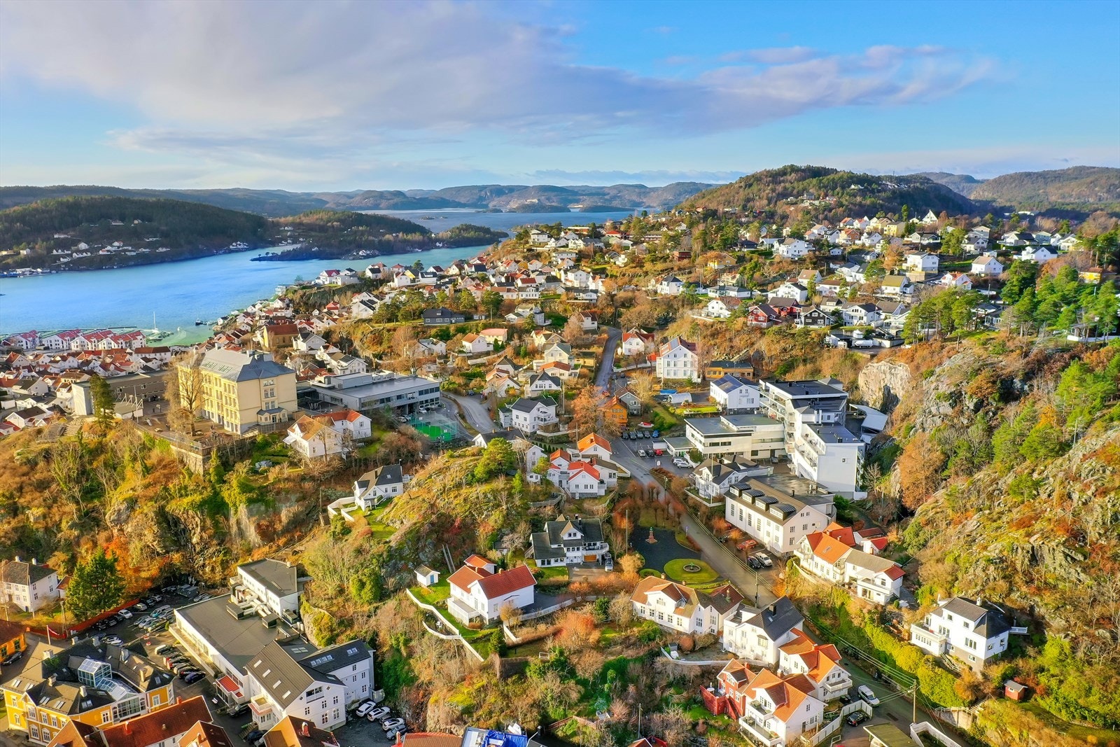 Det er kort avstand til dagligvareforretning. Kragerøskolen med klassetrinn fra 1-10 klasse og svømmehall ligger kun 1 minutt unna. Galleribilde