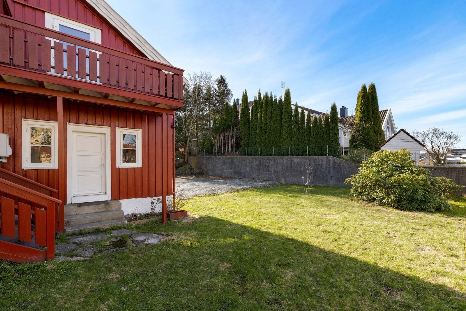 Hyggelig, skjermet hage bak huset Galleribilde