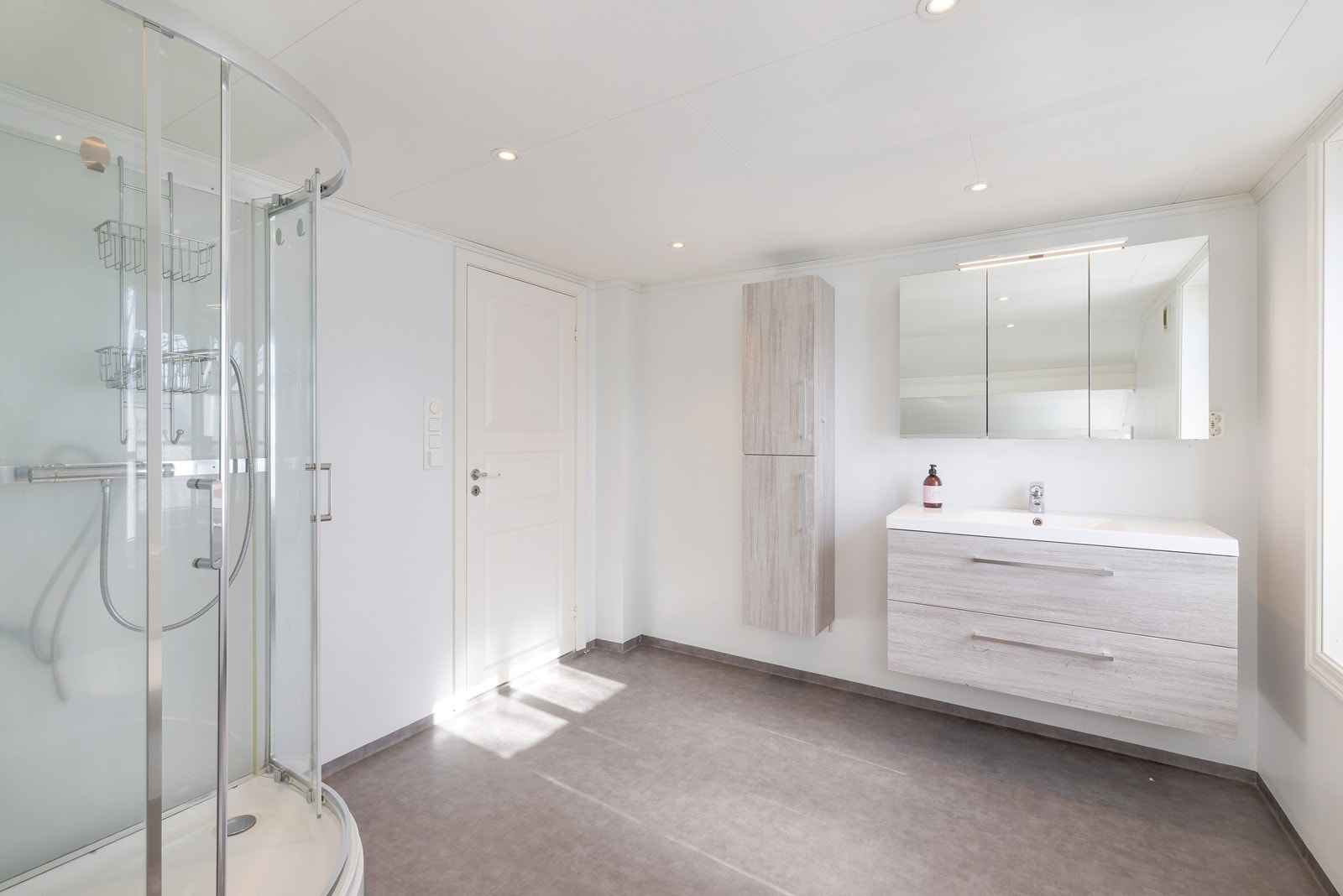 Det er god plass på badet i 1. etg. Romslig soverom på innsiden av badet. Galleribilde