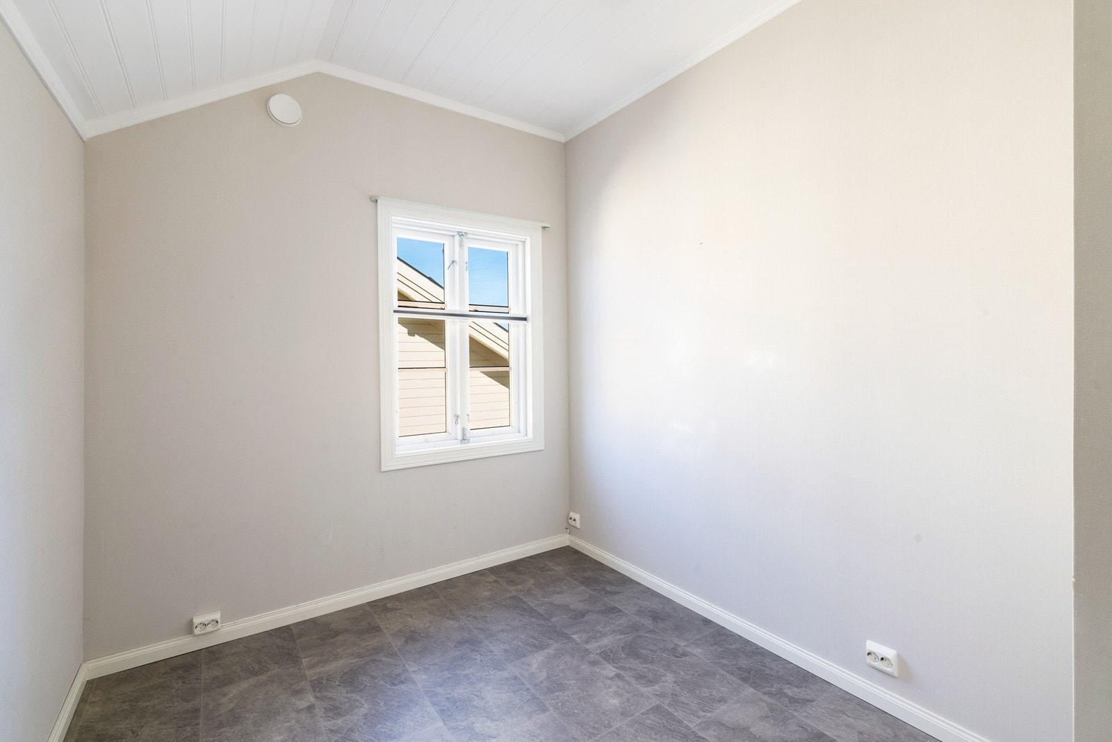 Et av soverommene i 2. et med god plass til seng og garderobe Galleribilde