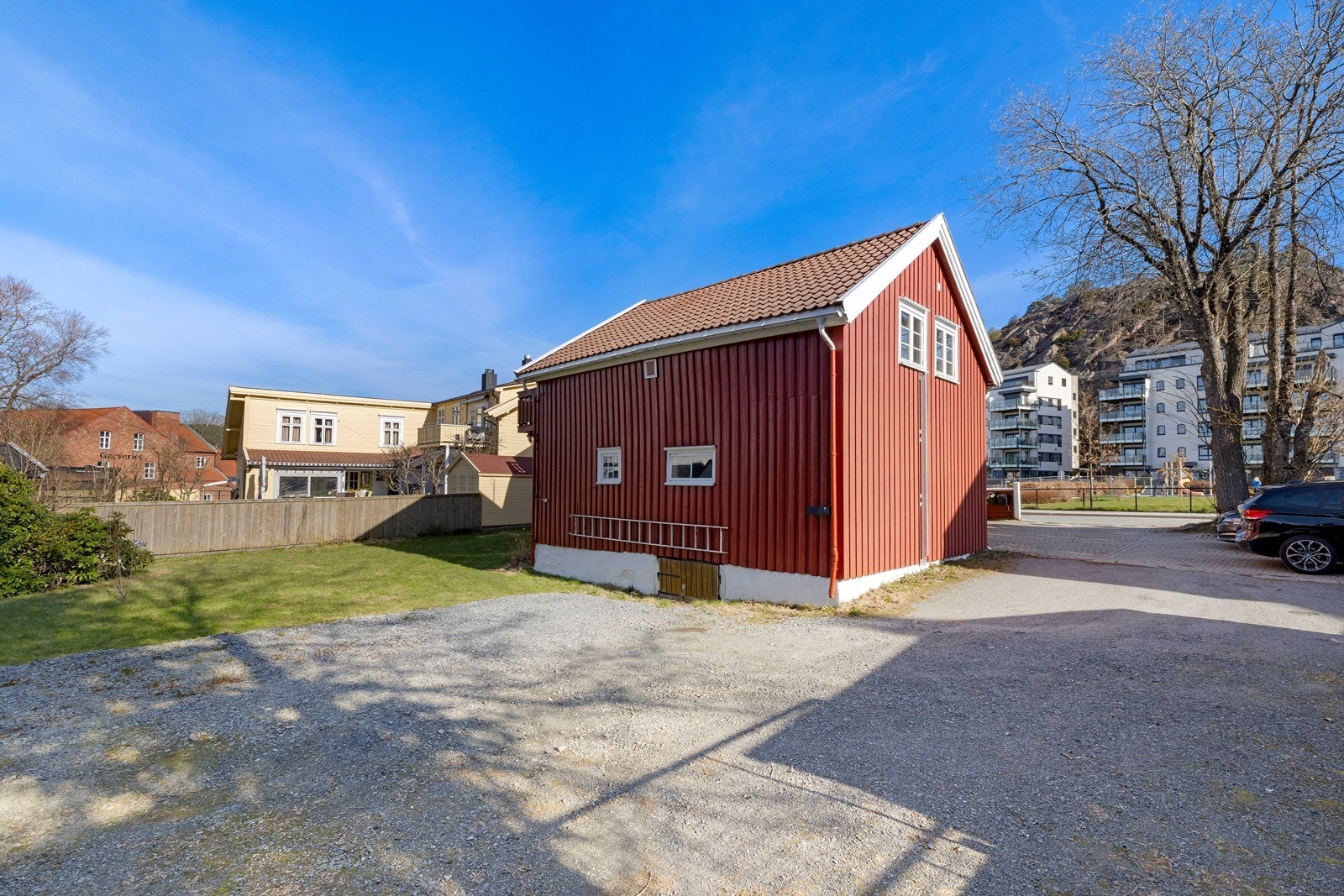 Bred innkjørsel og god plass til flere biler Galleribilde