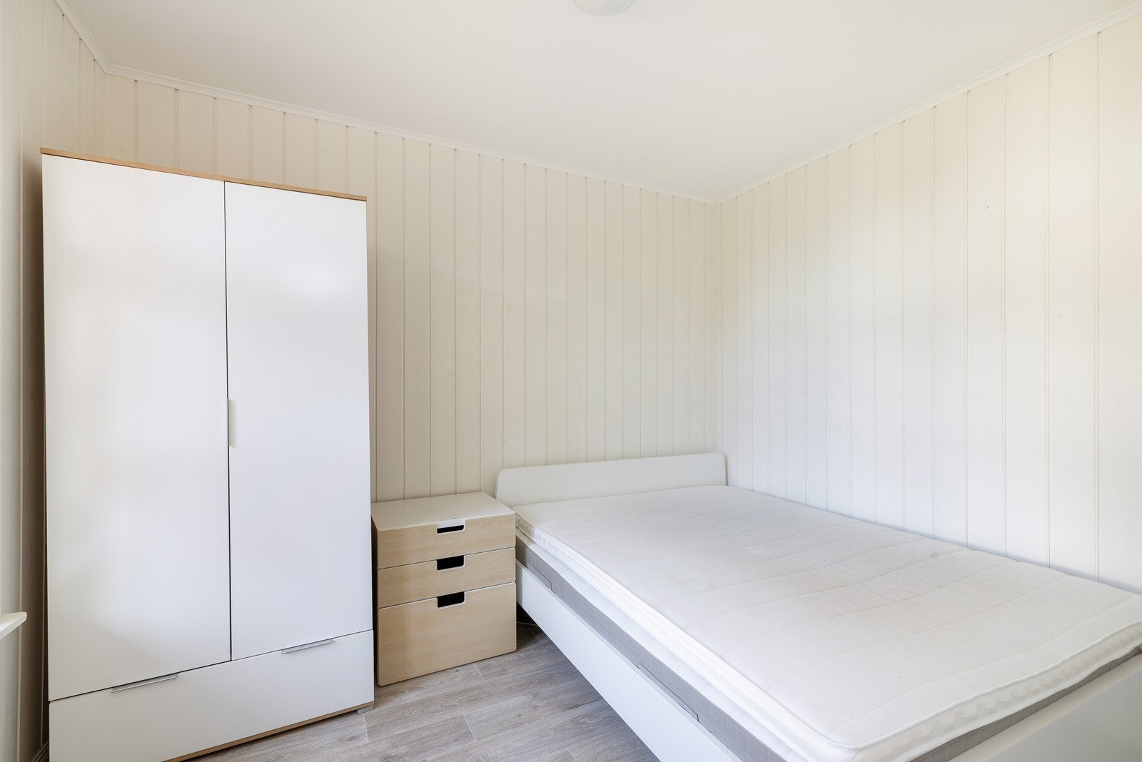 Soverom i i.etg med god plass ti stor seng og garderobe Galleribilde