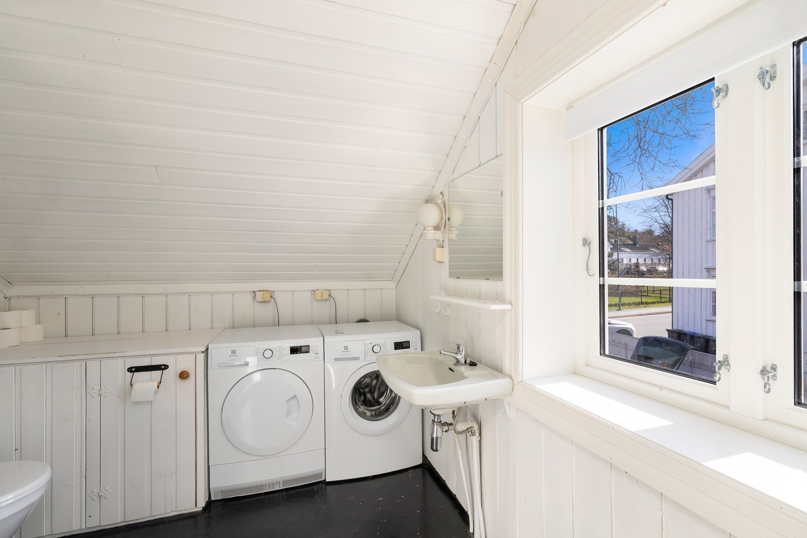 Bad med enkel innredning bestående av servant, dusjkabinett og wc. Galleribilde