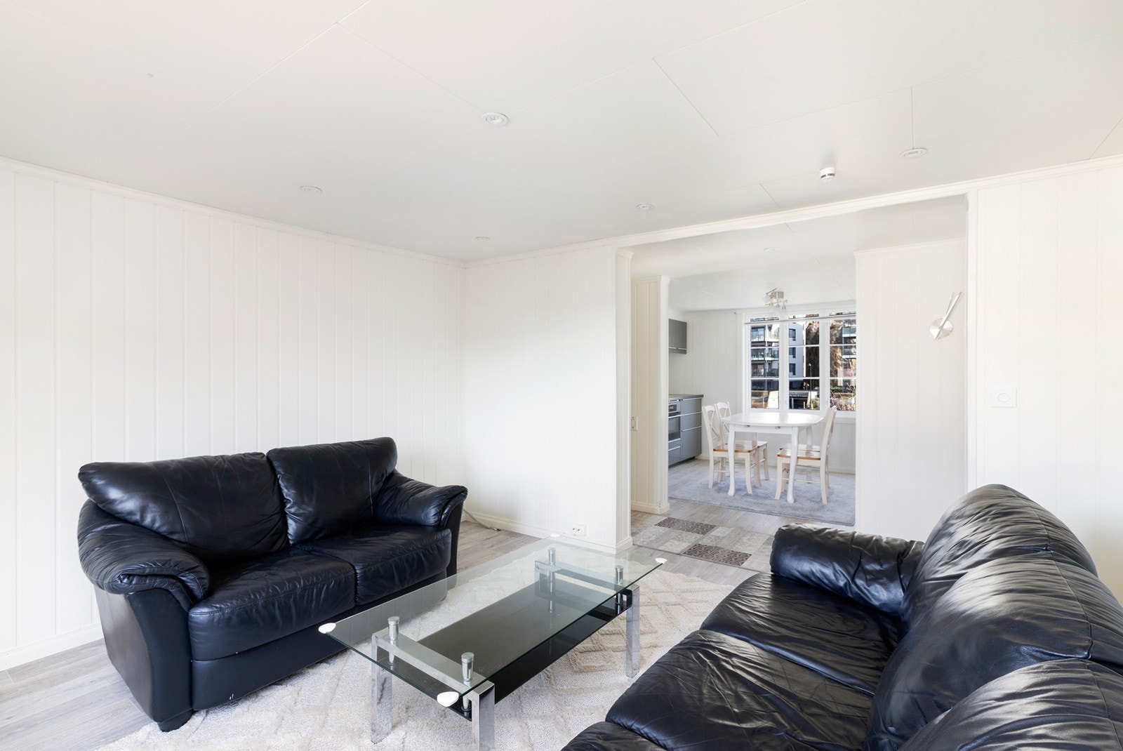 Stue med god plass til sofagruppe Galleribilde
