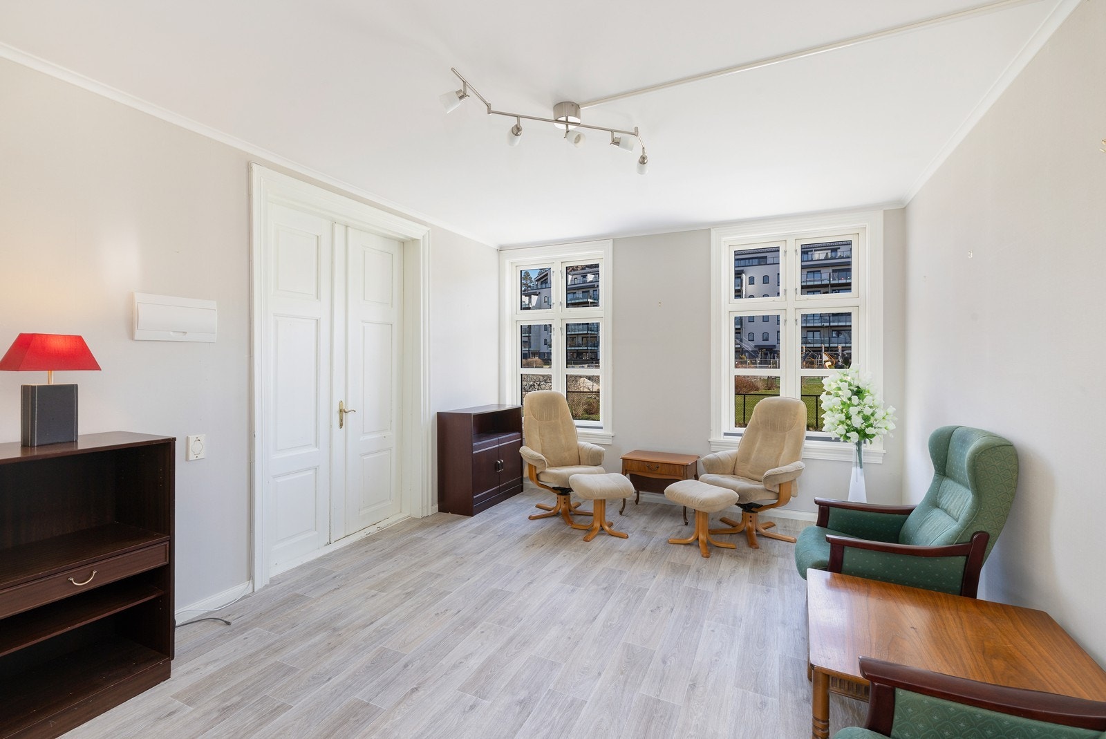 God plass til salong i enden av stua. Galleribilde