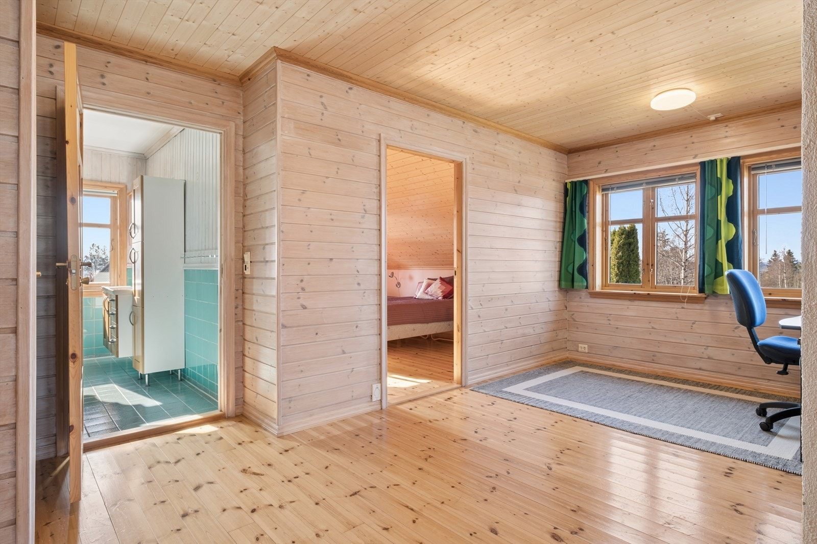 Fra loftstuen er det adkomst til etasjens tre soverom og bad. Boligen har balansert ventilasjon med aggregat fra 2020. Galleribilde
