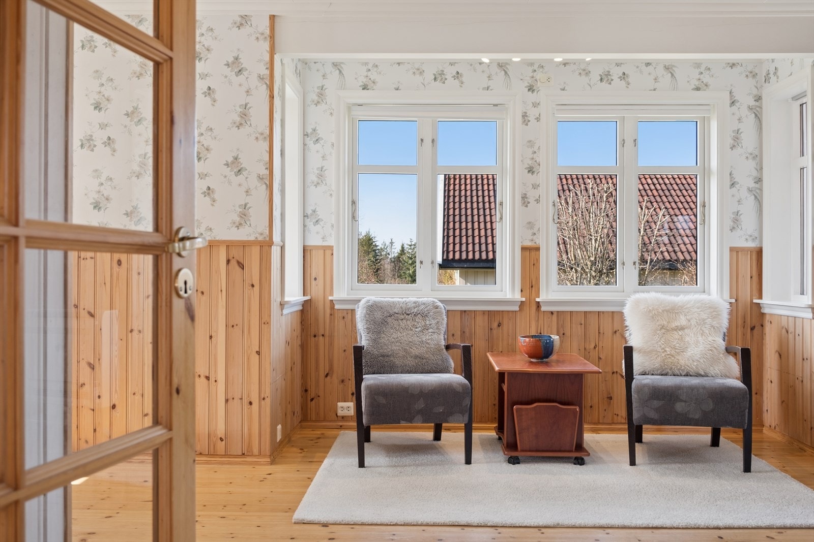 Innvendig har boligen profilerte dører som står i stil med resten av interiøret. Galleribilde