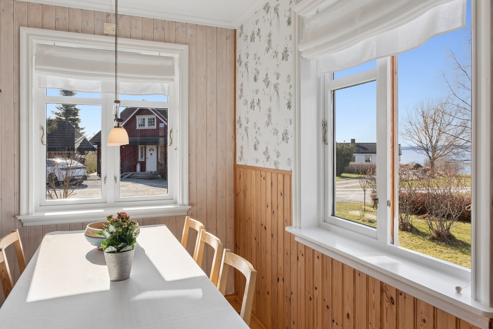 Vinduene i spisestuen slipper inn godt med dagslys. Galleribilde