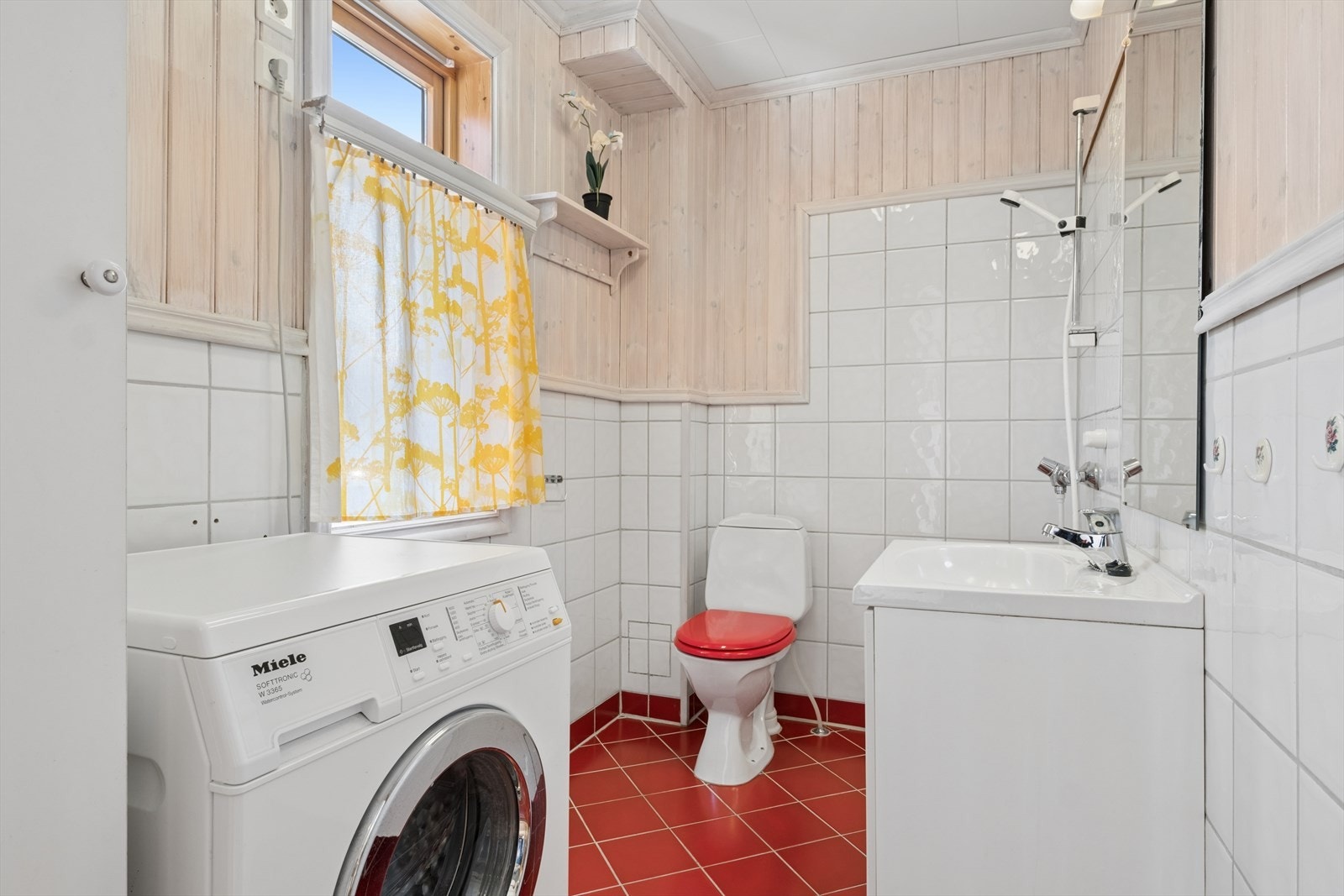 Badet i første etasje har flislagt gulv med elektriske varmekabler, dusjkabinett og opplegg for vaskemaskin. Galleribilde