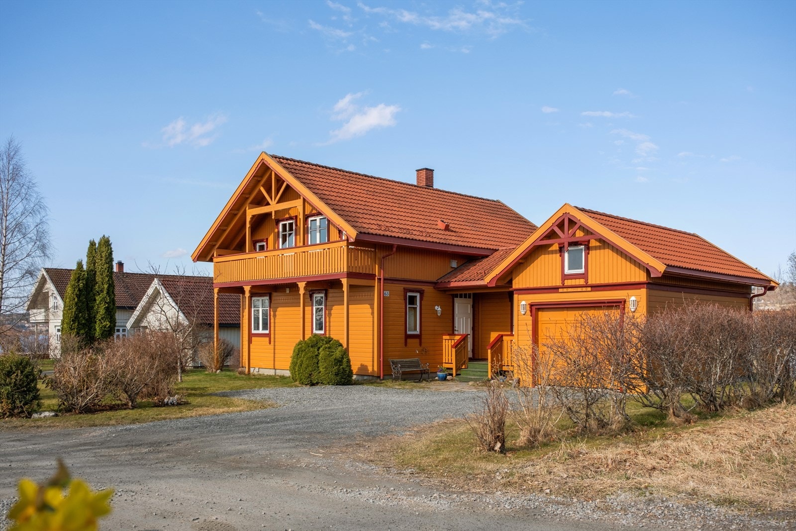 Velkommen til Sundnesnesset 63! En velholdt enebolig fra 1998 med garasje, oppført i tradisjonell stil med liggende bordkledning og saltak tekket med betongstein. Galleribilde