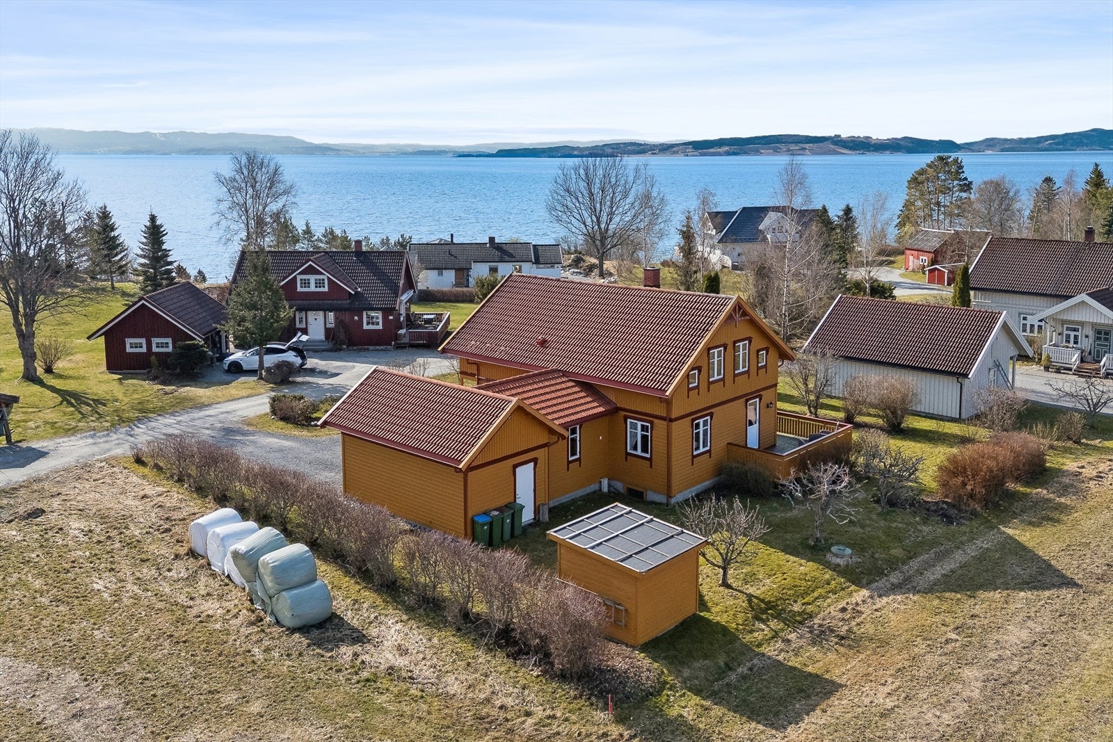 Eiendommen ligger i et etablert og rolig boligområde i Inderøy, med umiddelbar nærhet til fjorden og fine turområder. Galleribilde