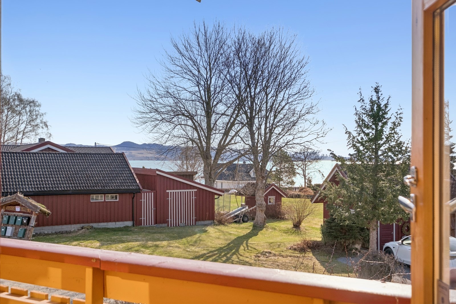 Balkongen på loftet gir en fin, privat uteplass med utsikt over nærområdet. Galleribilde