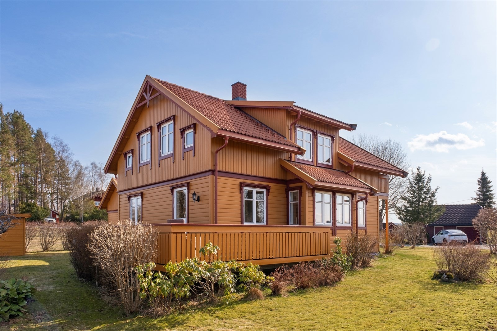 Fra stuen er det direkte utgang til en romslig terrasse på 28 m². Her er det god plass for utemøbler og sosiale sammenkomster. Galleribilde