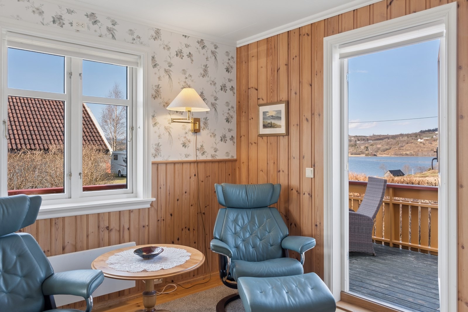 Den store terrassen er lett tilgjengelig fra stuen gjennom en balkongdør som ble skiftet i 2018. Galleribilde