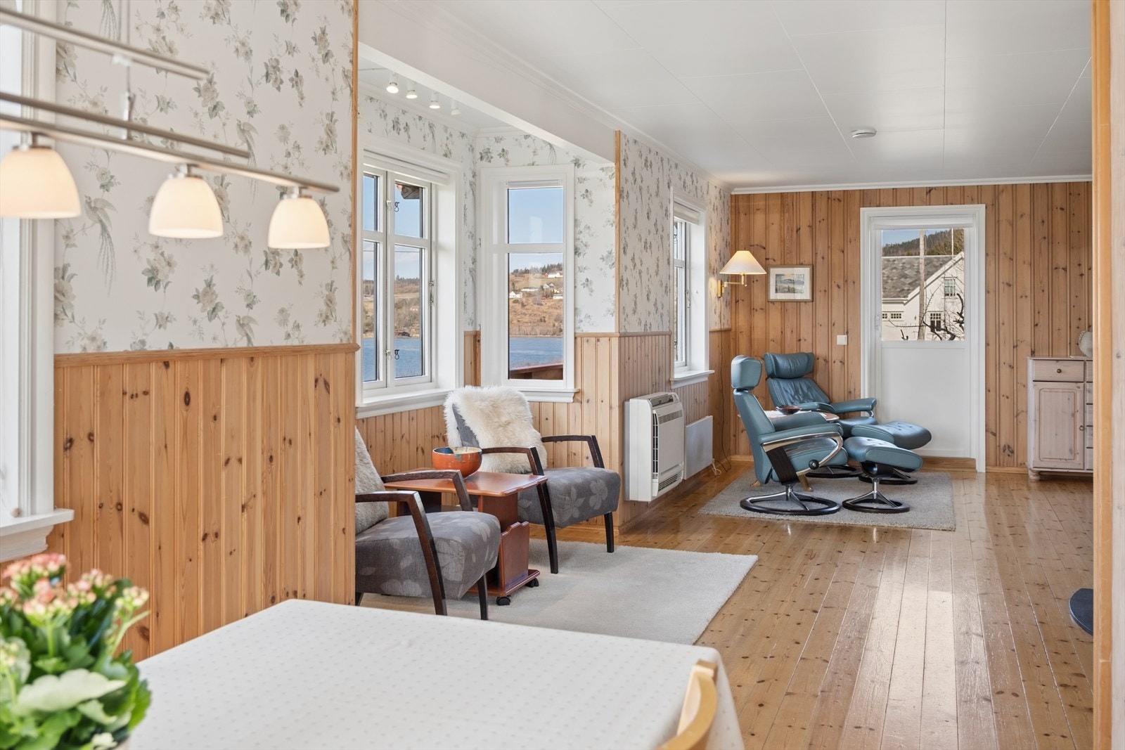 Fra spiseplassen har du god oversikt over stuen og utgangen til terrassen. Galleribilde