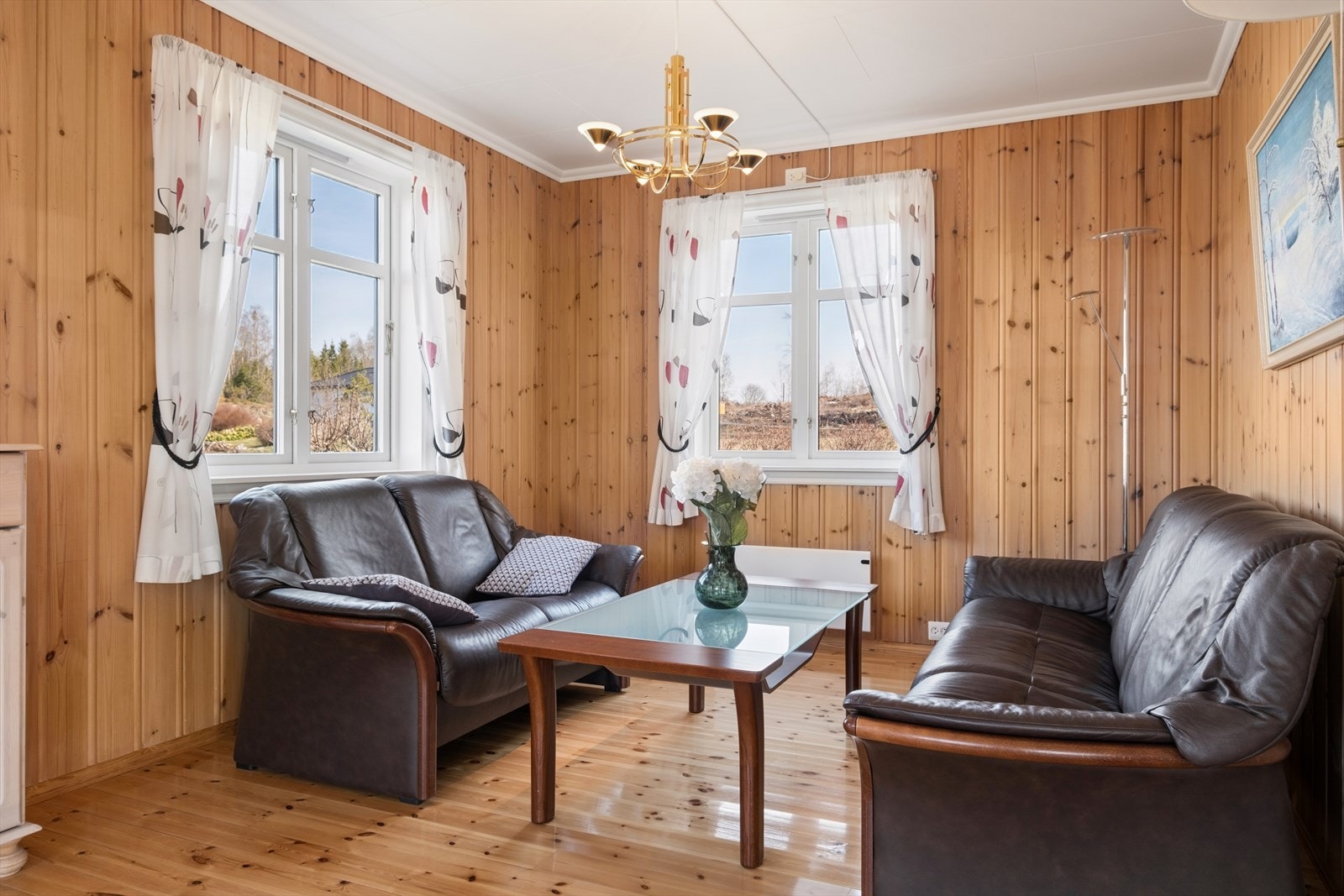 Stuen har flere soner, som gir mulighet for å innrede en egen TV-krok. Galleribilde
