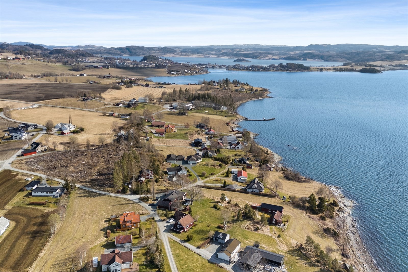 Området er barnevennlig med kort avstand til både Sakshaug skole og Inderøy ungdomsskole, begge ca. 5 minutter unna. Galleribilde
