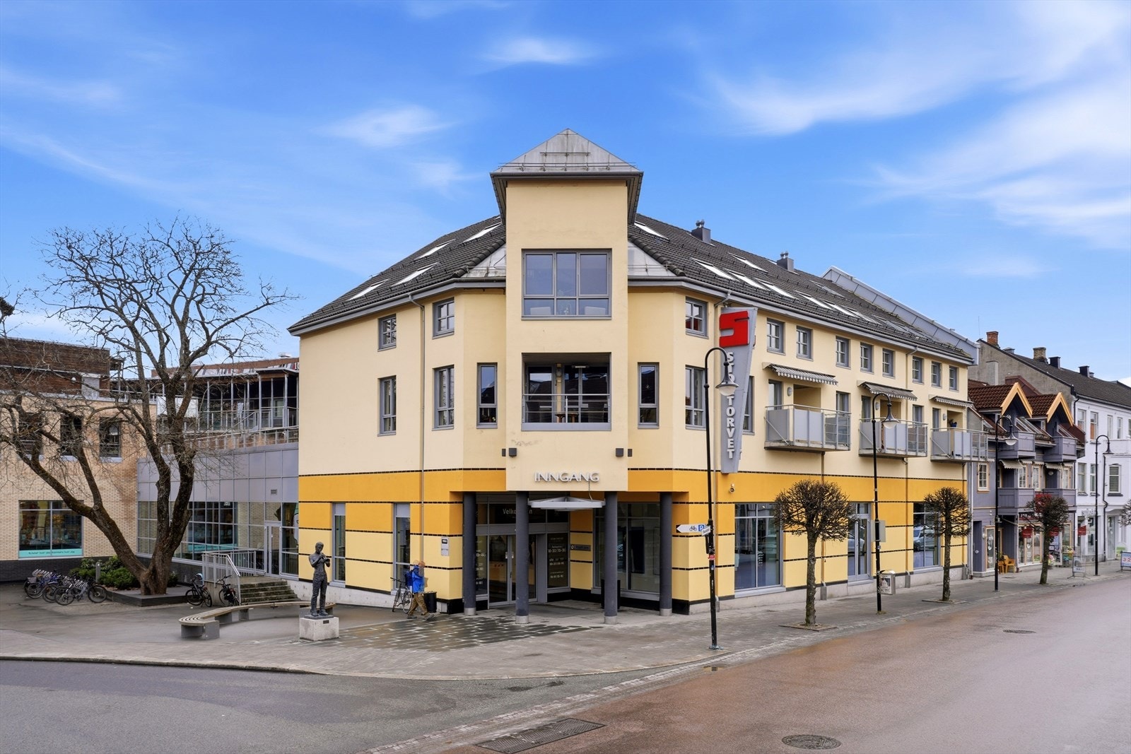 Leiligheten ligger svært sentralt til med direkte adkomst til de fleste fasiliteter! Galleribilde
