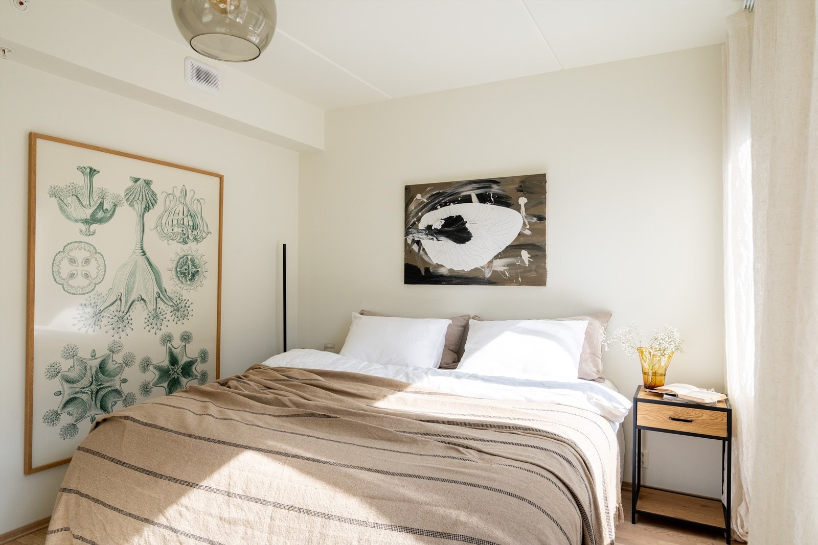 Hovedsoverommet er romslig og har god plass til dobbeltseng, nattbord og garderobeskap. Galleribilde