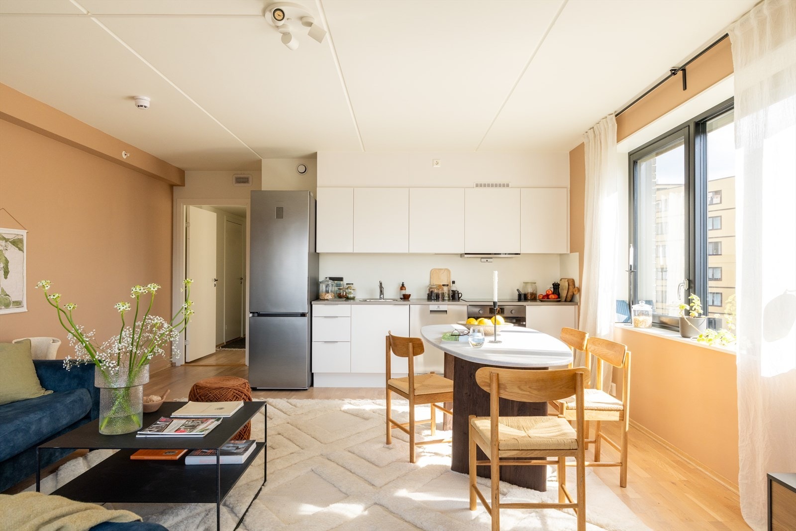 Kjøkkenet er utstyrt med integrert stekeovn og platetopp og avsatt plass til frittstående oppvaskmaskin og kjøleskap. Kjøkkenventilator med kullfilter over platetopp. Galleribilde