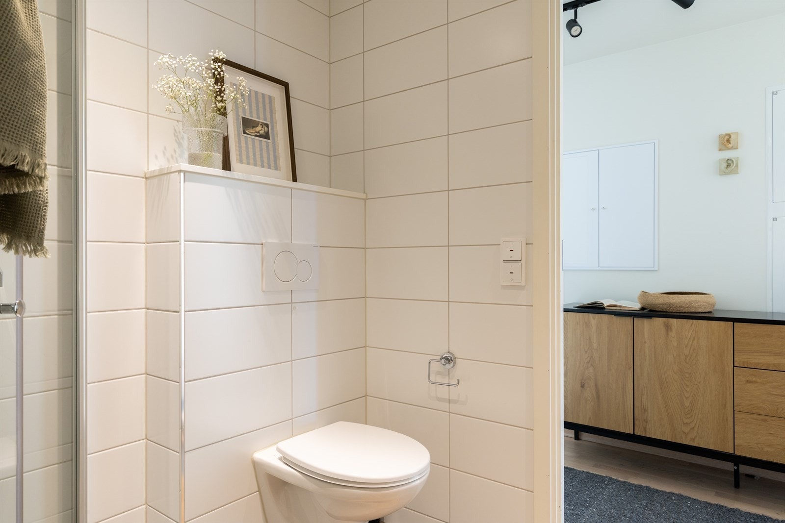 Badet har vannbåren gulvvarme og opplegg for vaskemaskin. Galleribilde