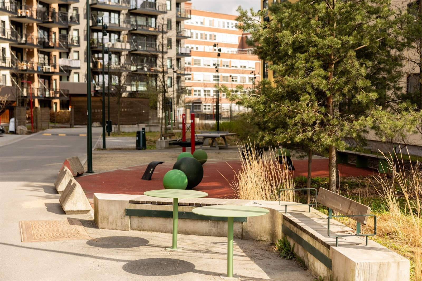 Borettslagets fellesarealer er vakkert opparbeidet med gangstier, grøntområder og frodig beplantning. Lekeplass for de minste. Galleribilde