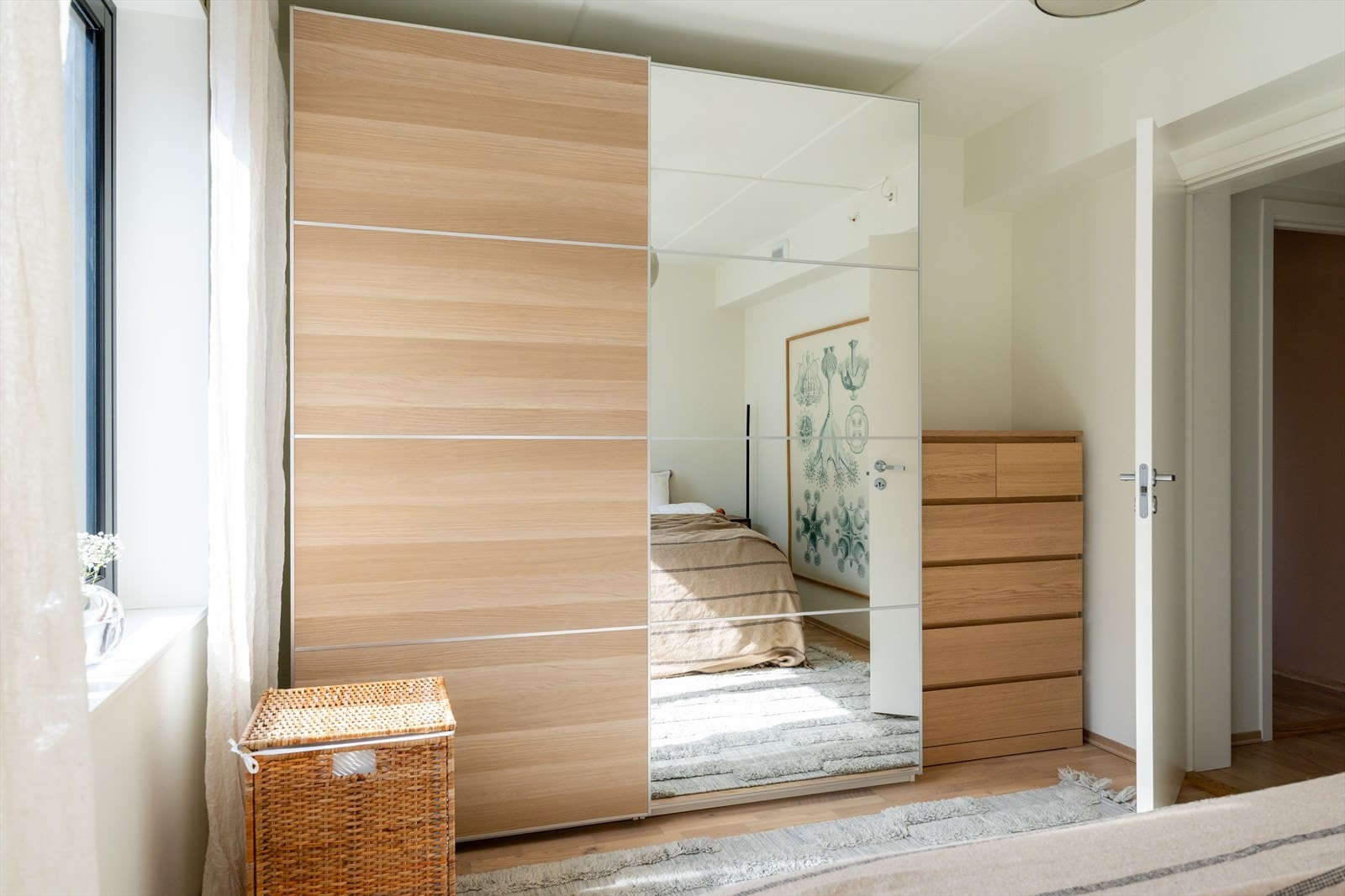 Skyvedørsgarderobe og plass til kommode sikrer godt med lagringsplass. Galleribilde