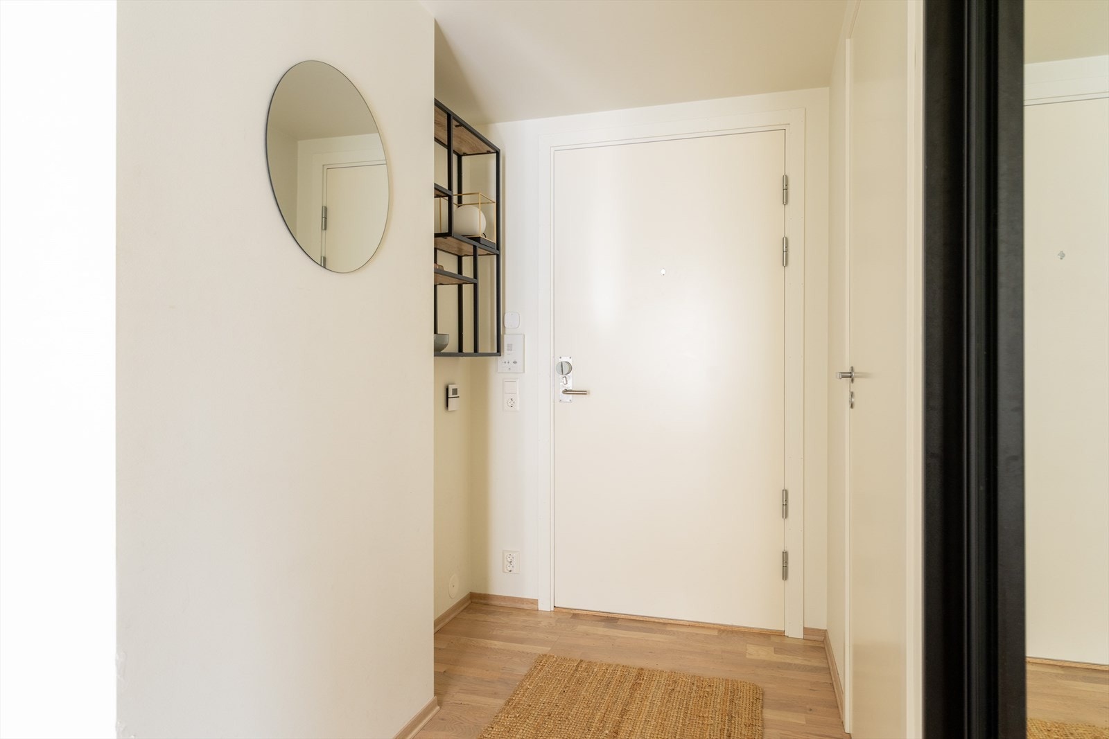 Velkommen inn! Du får et umiddelbart godt førsteinntrykk av leiligheten i den lyse og innbydende entréen. Galleribilde