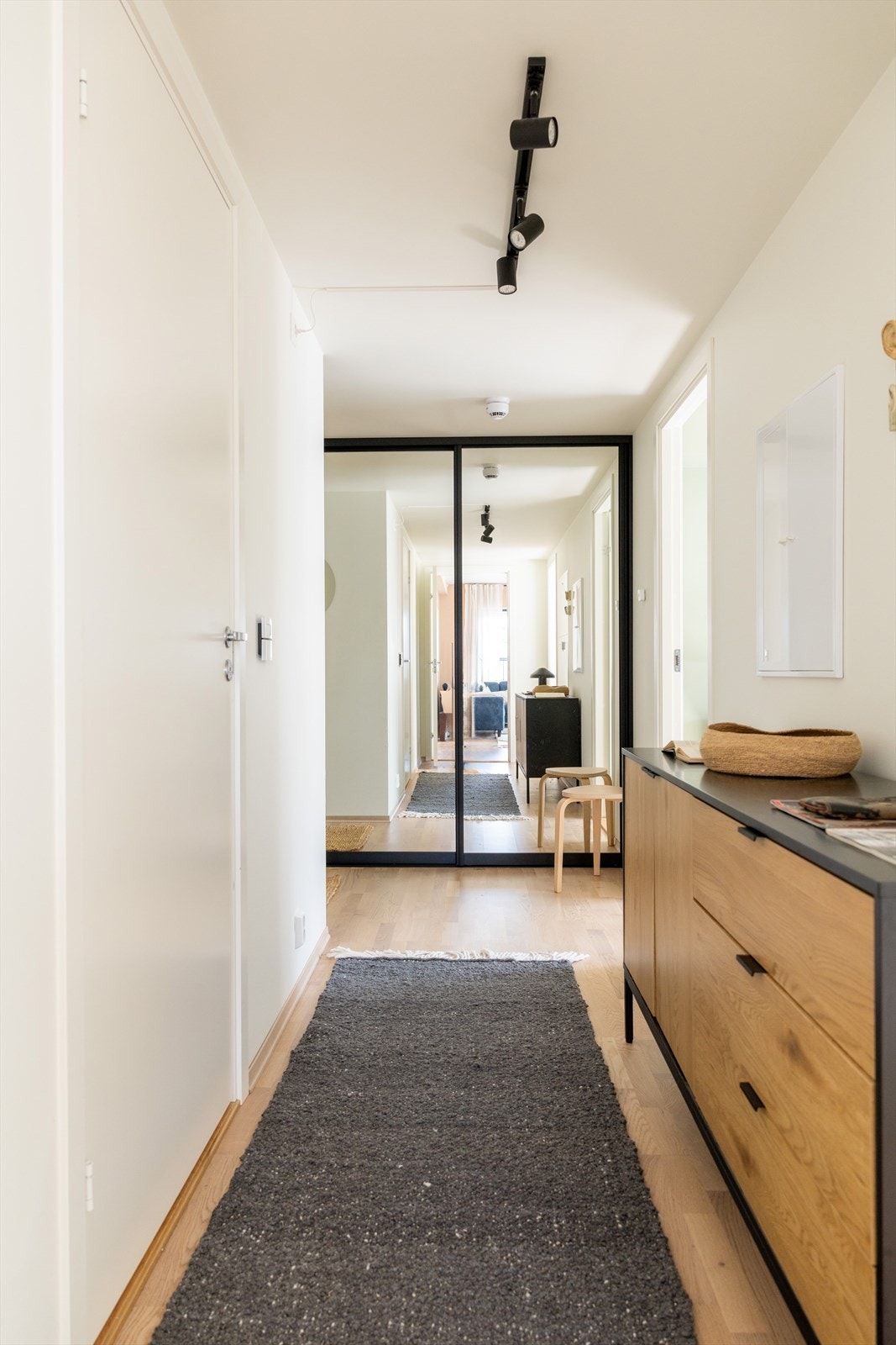 Det er plass knagger, skohylle og skyvedørsgarderobe for oppbevaring av yttertøy. Galleribilde