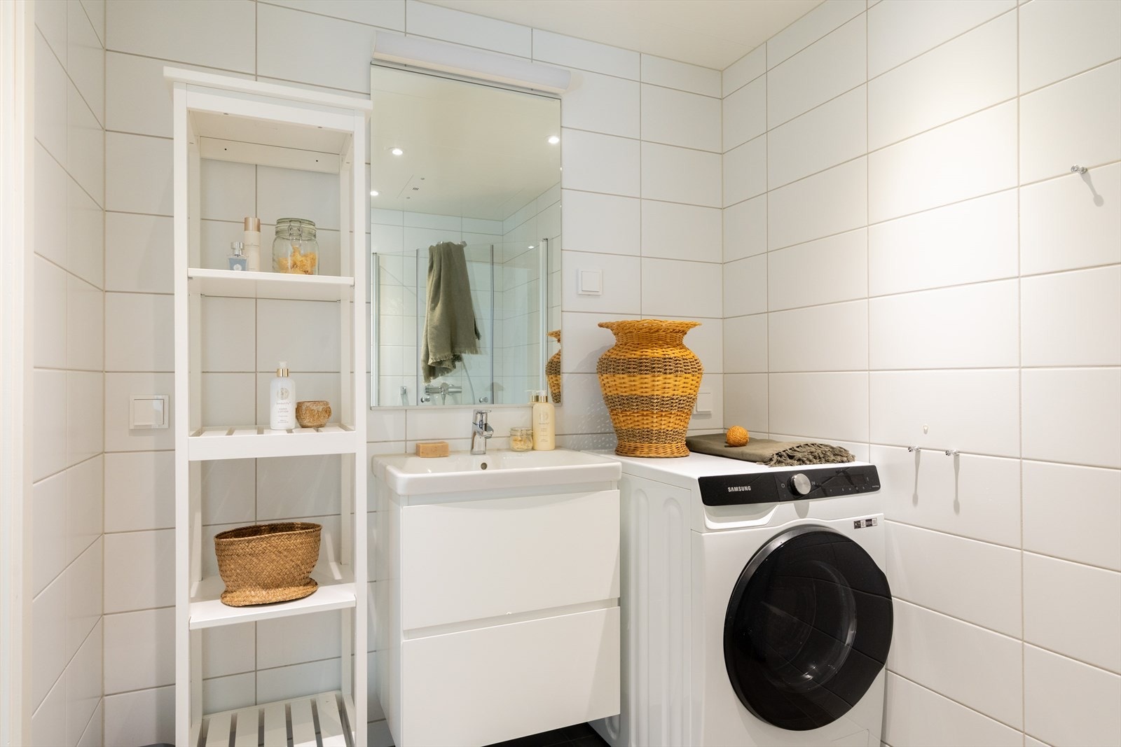 Badet er levert som et prefabrikkert baderomskabin fra 2022 med flislagte overflater. Galleribilde