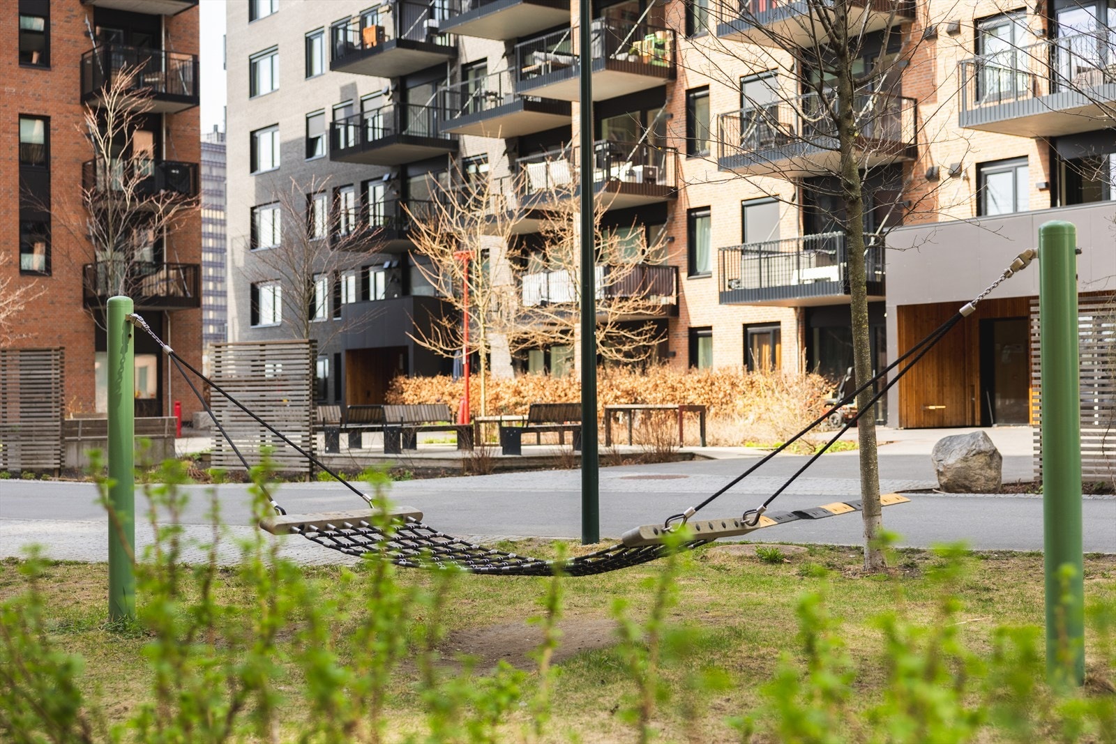 Borettslaget har fasiliteter som felles takterrasse med gode sol- og utsiktsforhold, sykkelparkering er tilgjengelig både innvendig og utvendig og mulighet for å leie Ulvenstua (felleslokale). Galleribilde